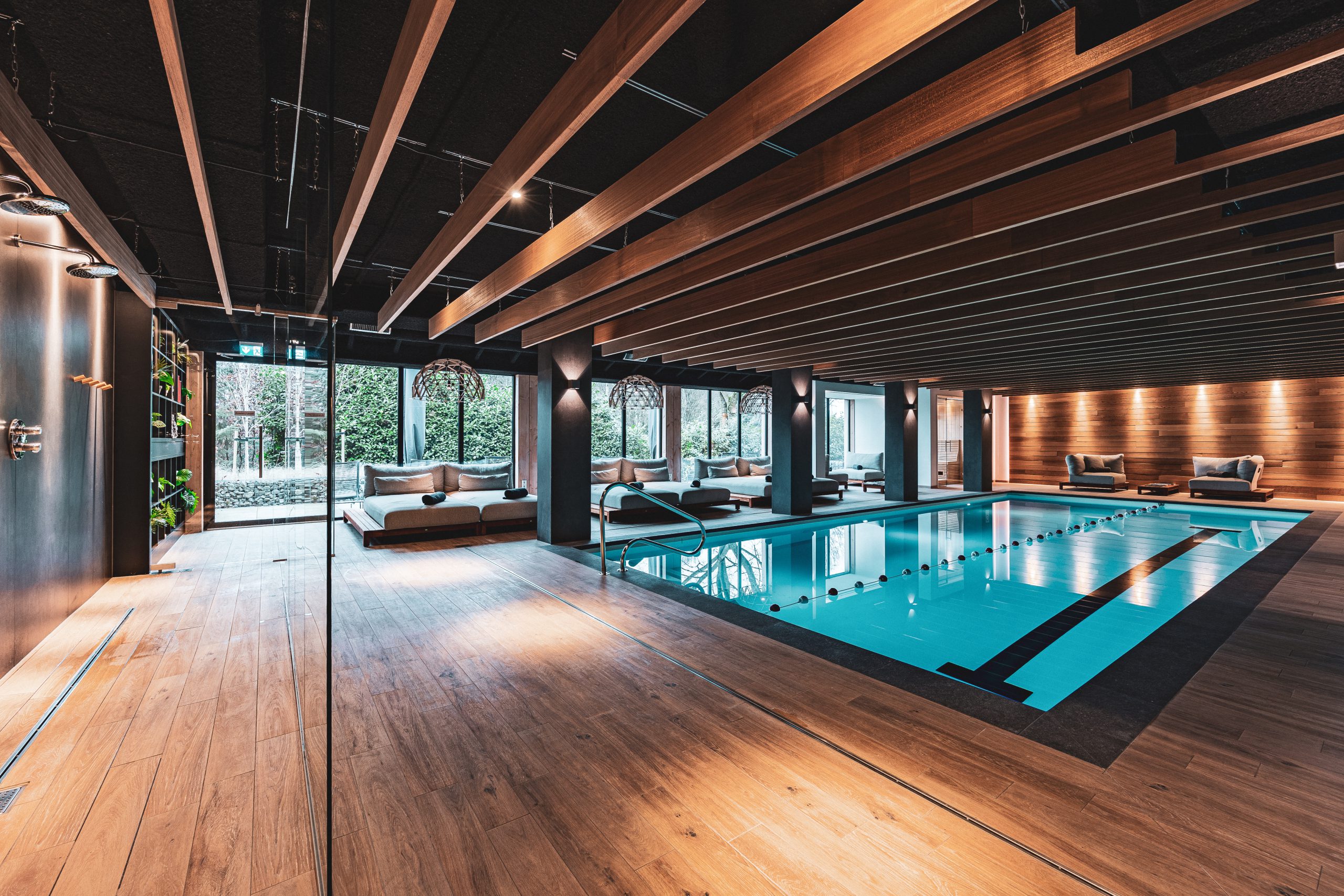 Een stijlvol binnenzwembad in een modern interieur, perfect voor recreatie en ontspanning.